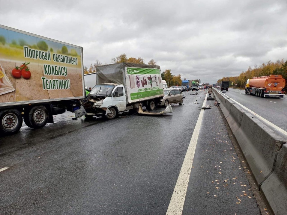Пробка на 6 км. Движение по Московской трассе затруднено из-за аварии 2 Пробка на 6 км. Движение по Московской трассе затруднено из-за аварии 2