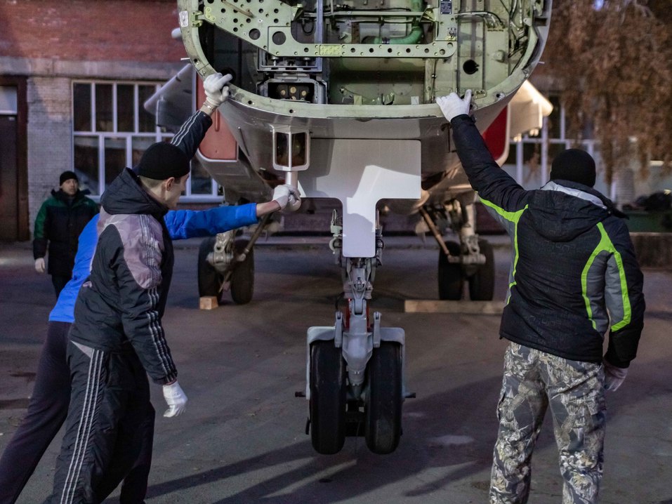 Бизнесмены-выпускники НГТУ подарили вузу самолет «СУ – 24»  19 Бизнесмены-выпускники НГТУ подарили вузу самолет «СУ – 24»  19