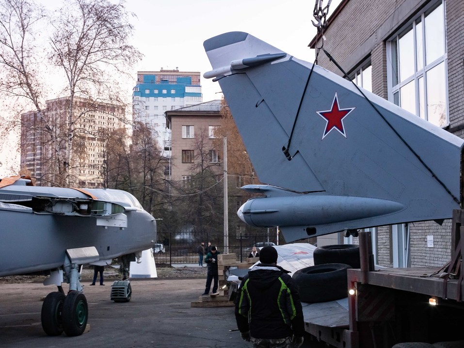 Бизнесмены-выпускники НГТУ подарили вузу самолет «СУ – 24»  23 Бизнесмены-выпускники НГТУ подарили вузу самолет «СУ – 24»  23