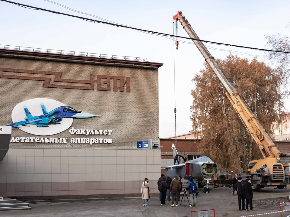 Бизнесмены-выпускники НГТУ подарили вузу самолет «СУ – 24»  26 Бизнесмены-выпускники НГТУ подарили вузу самолет «СУ – 24»  26