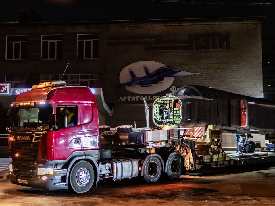 Бизнесмены-выпускники НГТУ подарили вузу самолет «СУ – 24»  11 Бизнесмены-выпускники НГТУ подарили вузу самолет «СУ – 24»  11