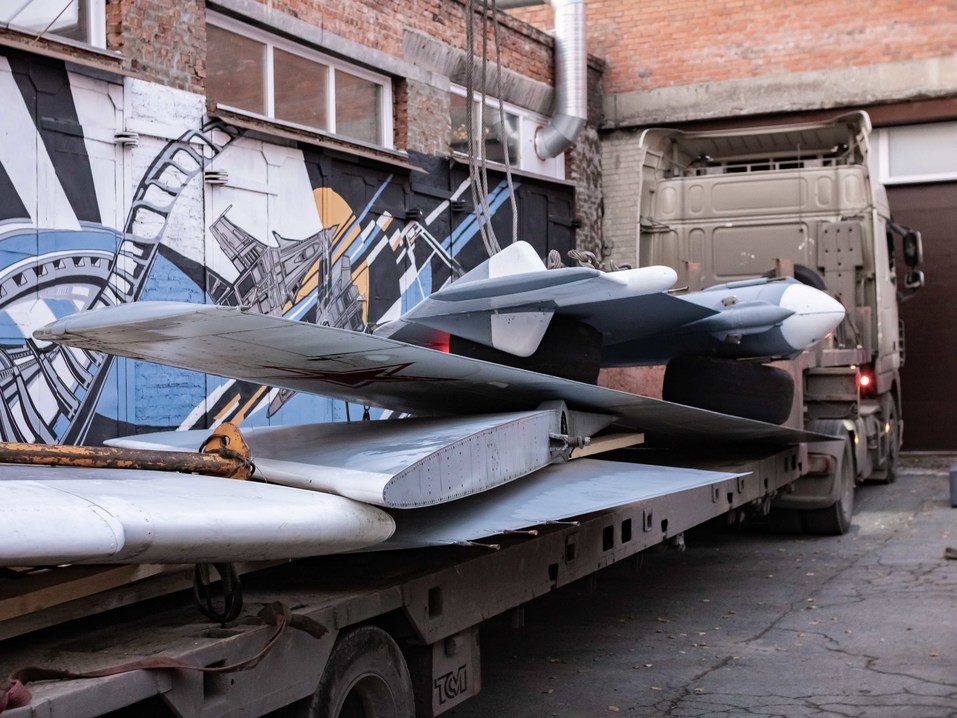 Бизнесмены-выпускники НГТУ подарили вузу самолет «СУ – 24»  22 Бизнесмены-выпускники НГТУ подарили вузу самолет «СУ – 24»  22