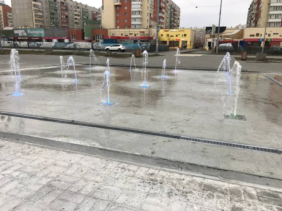 На Тополиной аллее в конце октября включили фонтан 1 На Тополиной аллее в конце октября включили фонтан 1