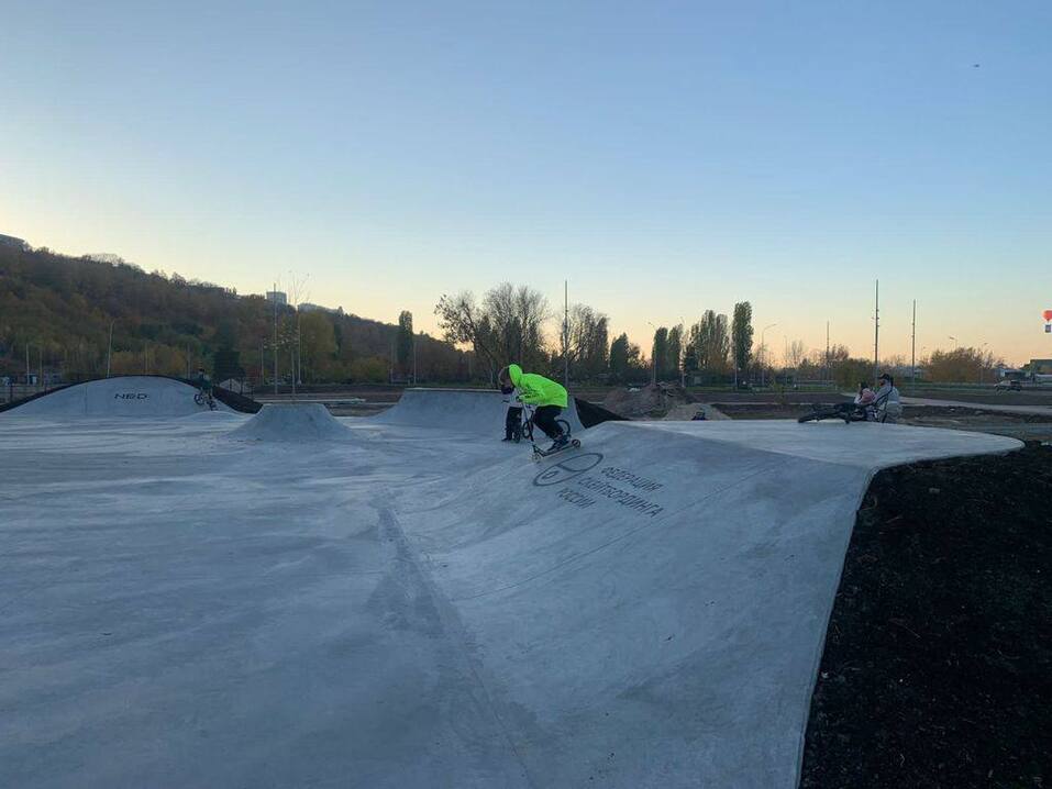 У нижегородских скейтеров и самокатчиков появилась площадка на Гребном канале 1 У нижегородских скейтеров и самокатчиков появилась площадка на Гребном канале 1