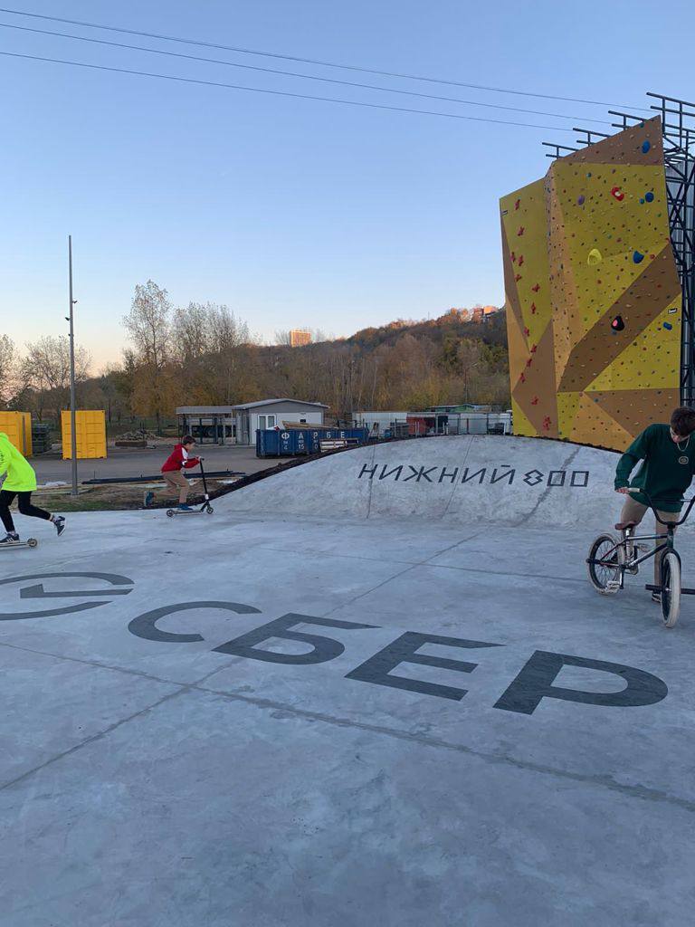 У нижегородских скейтеров и самокатчиков появилась площадка на Гребном канале 2 У нижегородских скейтеров и самокатчиков появилась площадка на Гребном канале 2