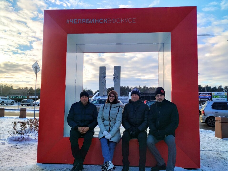 Группа «Синара» поставила в Челябинске памятник-фоторамку 1 Группа «Синара» поставила в Челябинске памятник-фоторамку 1