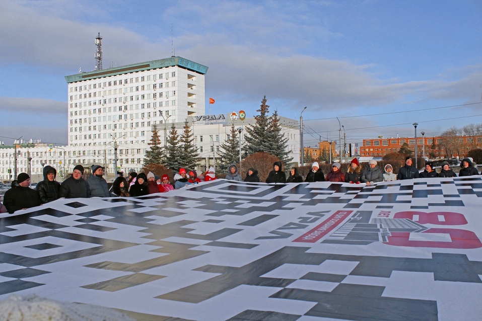 В Челябинской области главную площадь города пометили гигантским QR-кодом 1 В Челябинской области главную площадь города пометили гигантским QR-кодом 1