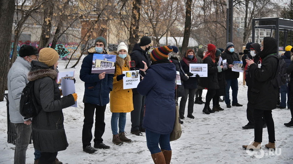 Пикет против сноса исторических зданий. Фото: Григорий Постников/66.RU Пикет против сноса исторических зданий. Фото: Григорий Постников/66.RU