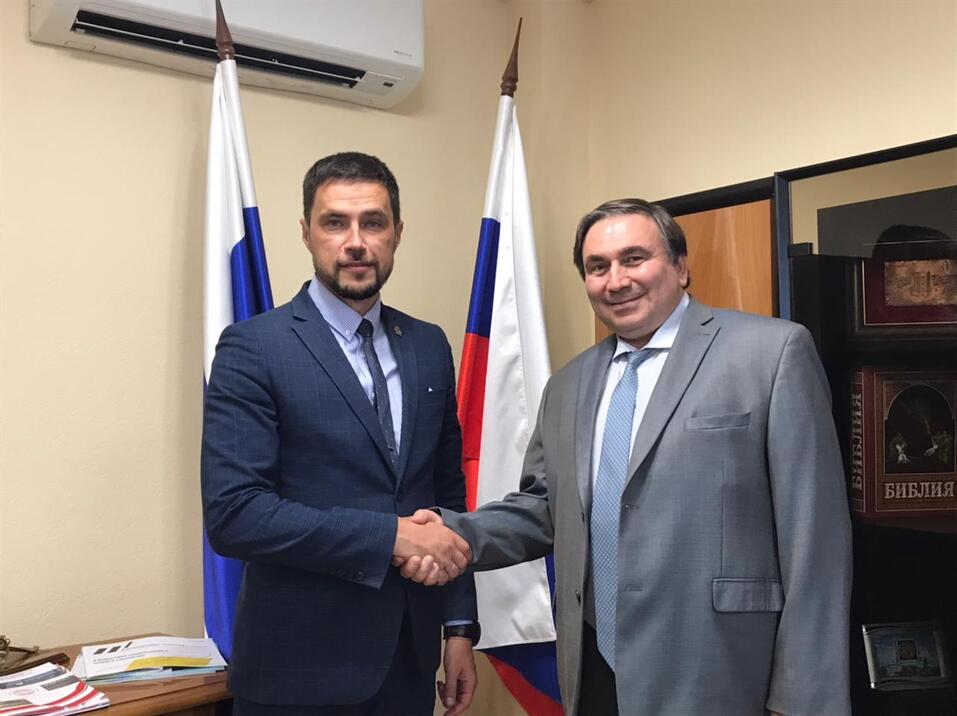 УИУ — филиал РАНХиГС делает ставку на тесное партнерство с предприятиями инфраструктуры. На снимке Руслан Долженко и министр энергетики и ЖКХ Свердловской области Николай Смирнов накануне подписания соглашения о содействии реформированию коммунального хозяйства региона. УИУ — филиал РАНХиГС делает ставку на тесное партнерство с предприятиями инфраструктуры. На снимке Руслан Долженко и министр энергетики и ЖКХ Свердловской области Николай Смирнов накануне подписания соглашения о содействии реформированию коммунального хозяйства региона.