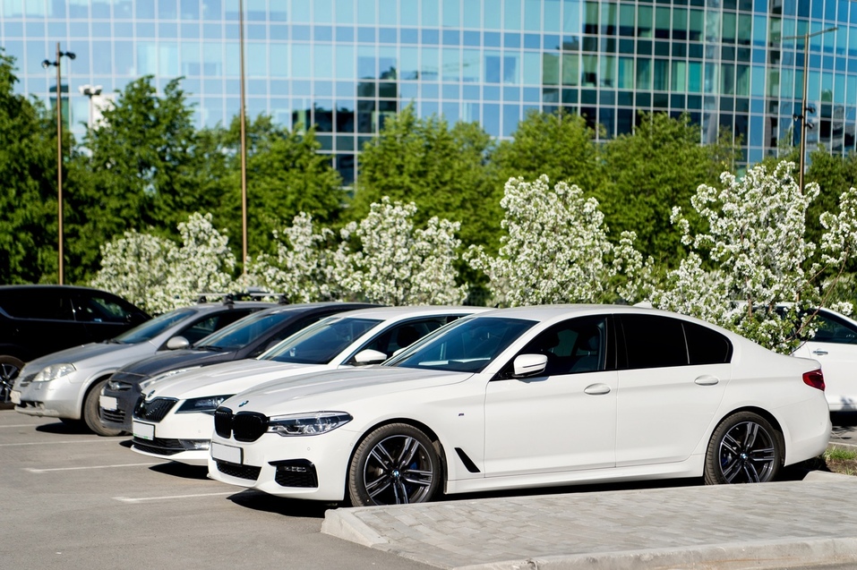 Специальная площадка для парковки авто Специальная площадка для парковки авто