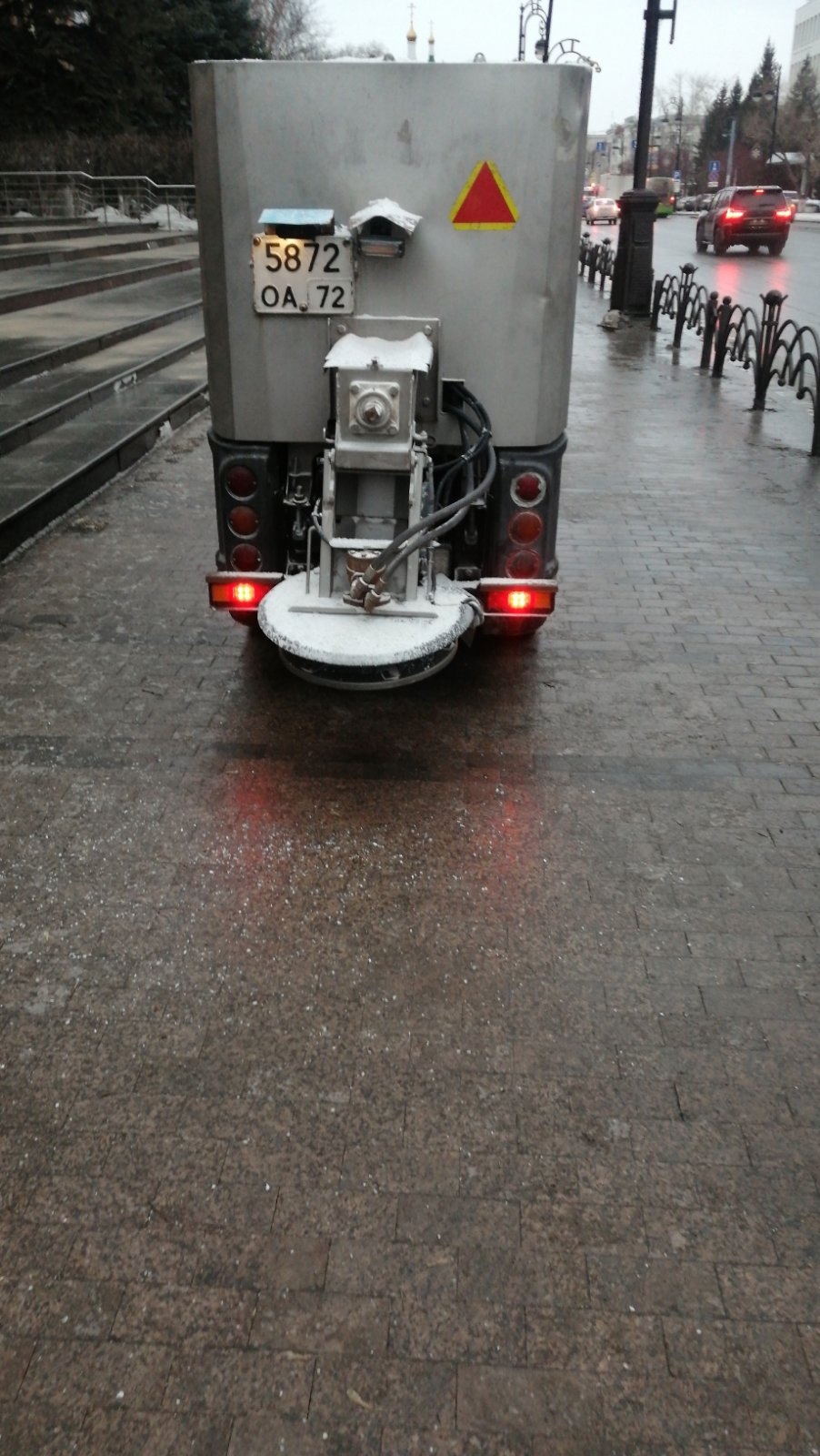 Ходить по тротуарам сегодня было страшно Ходить по тротуарам сегодня было страшно