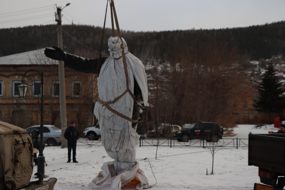 В Миассе сломали памятник Ленину при снятии с постамента 1