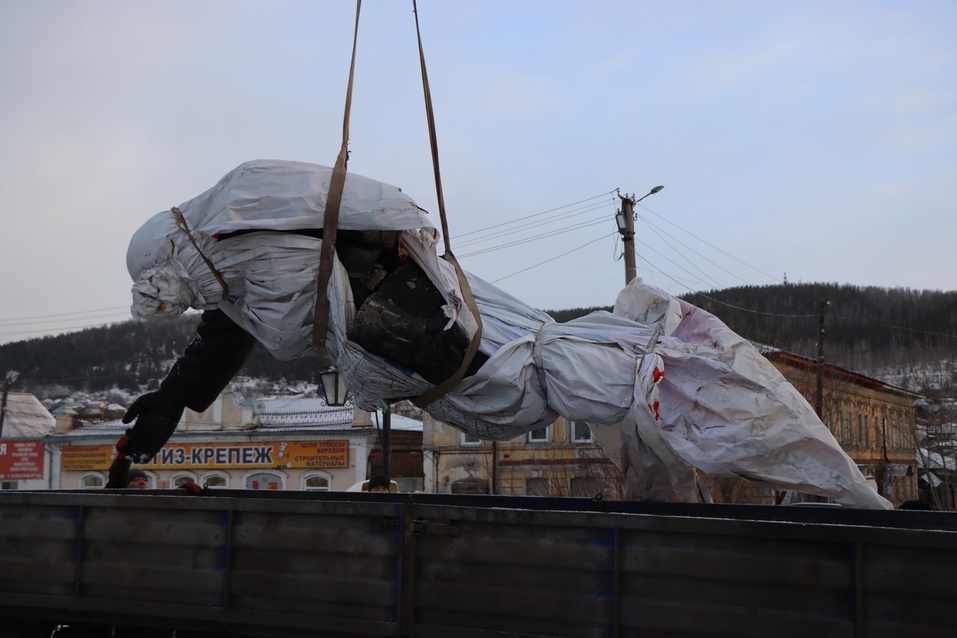 В Миассе сломали памятник Ленину при снятии с постамента 2