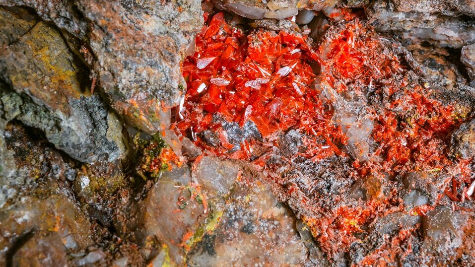 Крокоит. Фото: Александр Ежъ Осипов для ООО «Березовский рудник» Крокоит. Фото: Александр Ежъ Осипов для ООО «Березовский рудник»