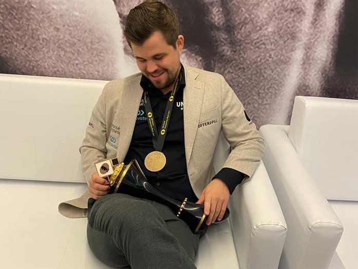 Магнус Карлсен с победным кубком Магнус Карлсен с победным кубком