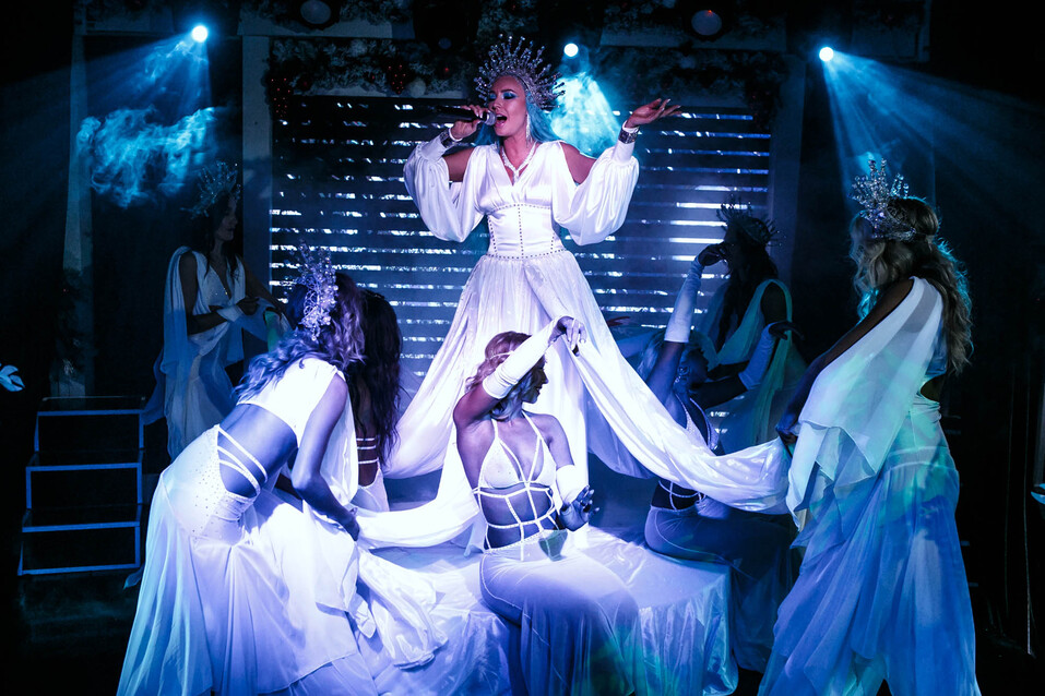 Знаменитое кабаре Show Girls ждёт гостей на новогоднюю программу 2 Знаменитое кабаре Show Girls ждёт гостей на новогоднюю программу 2