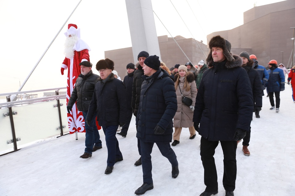 В Красноярске открыли алюминиевый пешеходный мост между филармонией и музейным центром 1