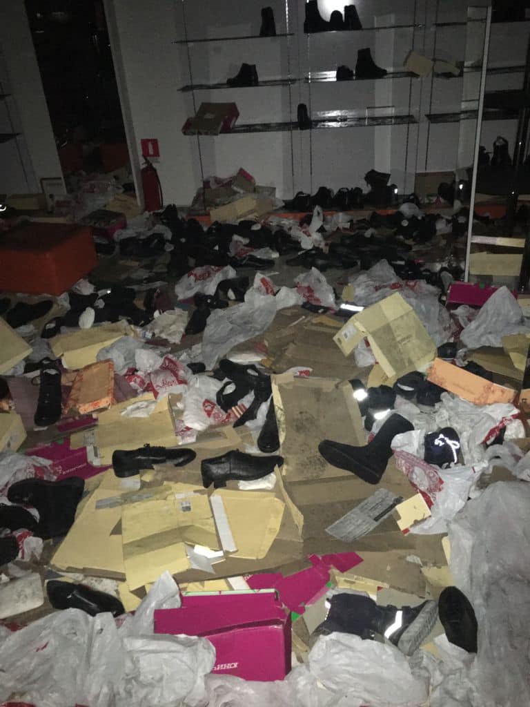 В Казахстане протестующие разграбили и сожгли магазины фирмы «Юничел» 1 В Казахстане протестующие разграбили и сожгли магазины фирмы «Юничел» 1