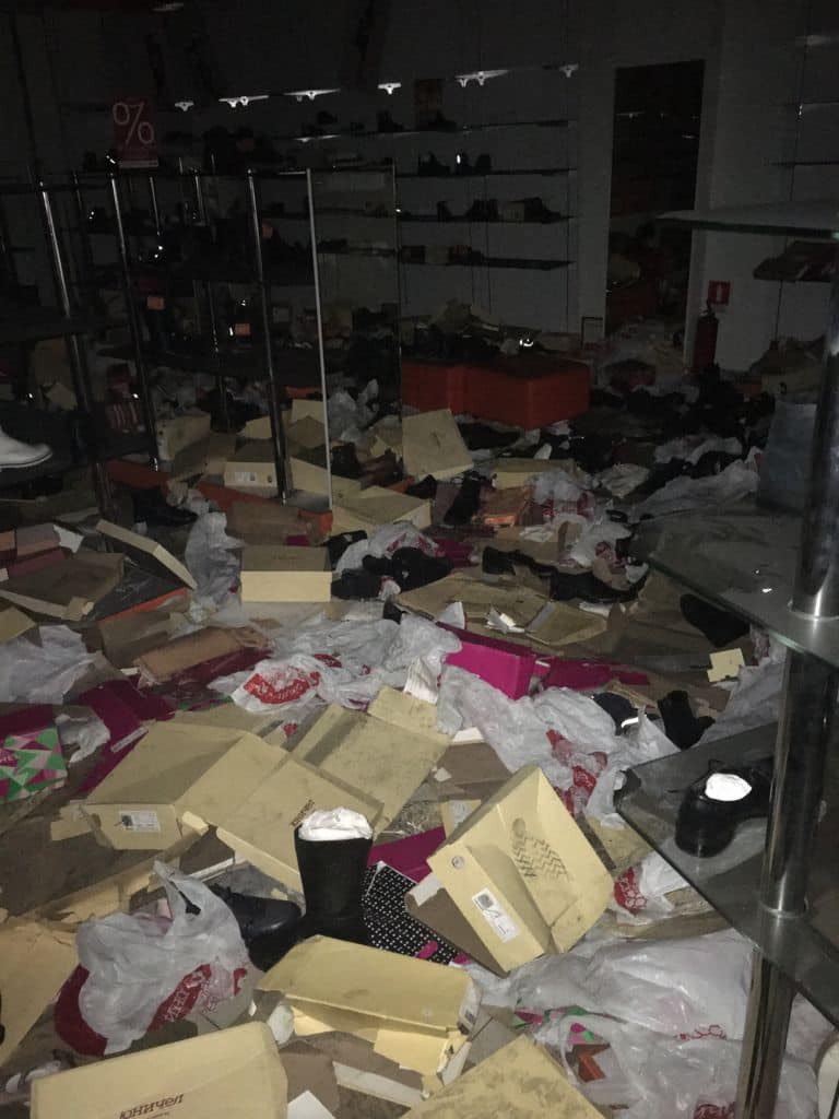 В Казахстане протестующие разграбили и сожгли магазины фирмы «Юничел» 2