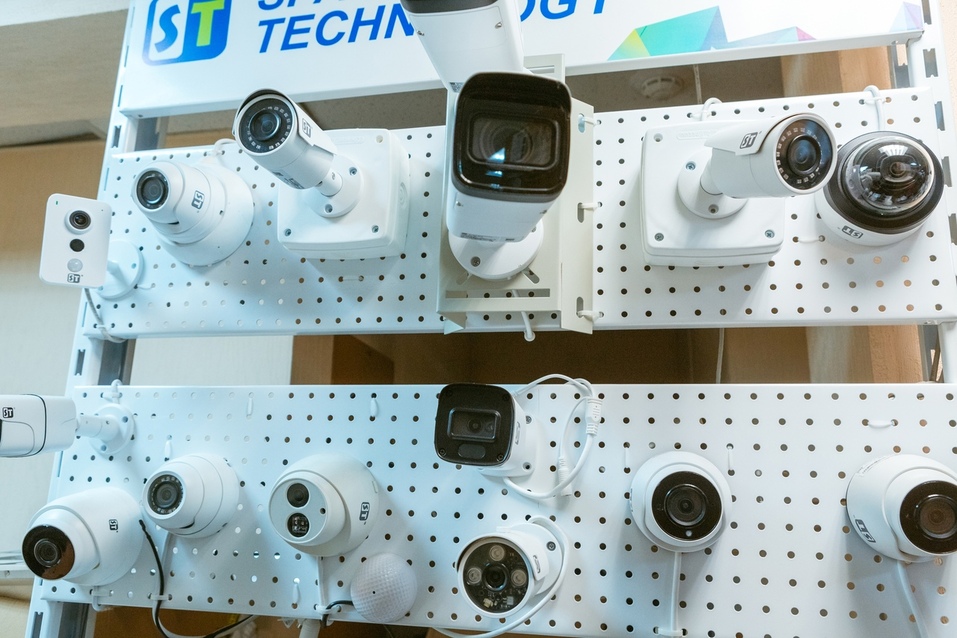 Стойка с оборудованием для видеонаблюдения Стойка с оборудованием для видеонаблюдения