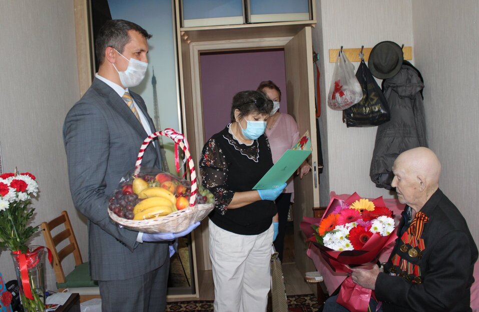 Такой букет в 2020 г. вручили жителю Тюмени, которому исполнилось сто лет Такой букет в 2020 г. вручили жителю Тюмени, которому исполнилось сто лет