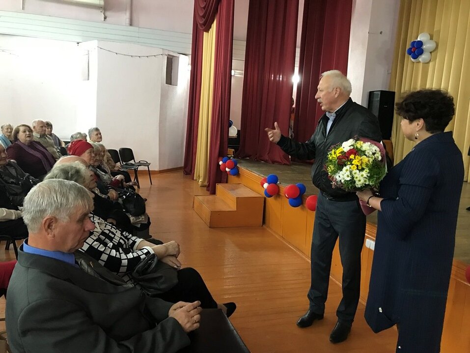 Букеты оформлены и состоят из цветов попроще Букеты оформлены и состоят из цветов попроще