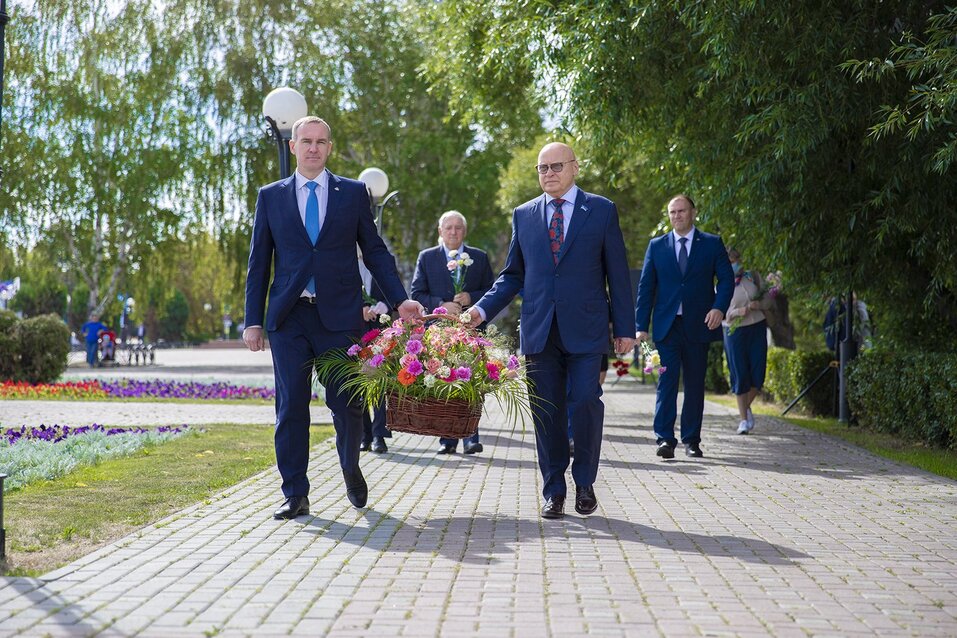 Букет в корзине Заболотный несет вместе с мэром Тюмени Русланом Кухаруком Букет в корзине Заболотный несет вместе с мэром Тюмени Русланом Кухаруком