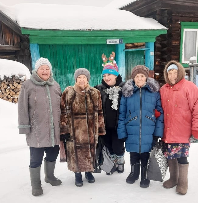 С жителями деревни Морозково