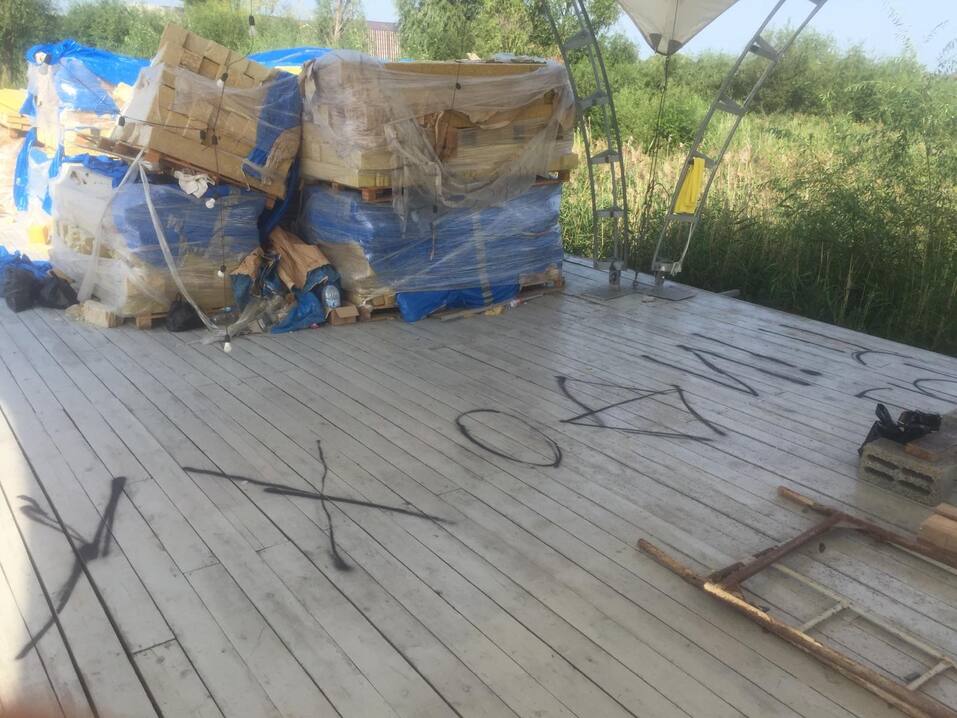 Угрожающие надписи соседи делают черной краской