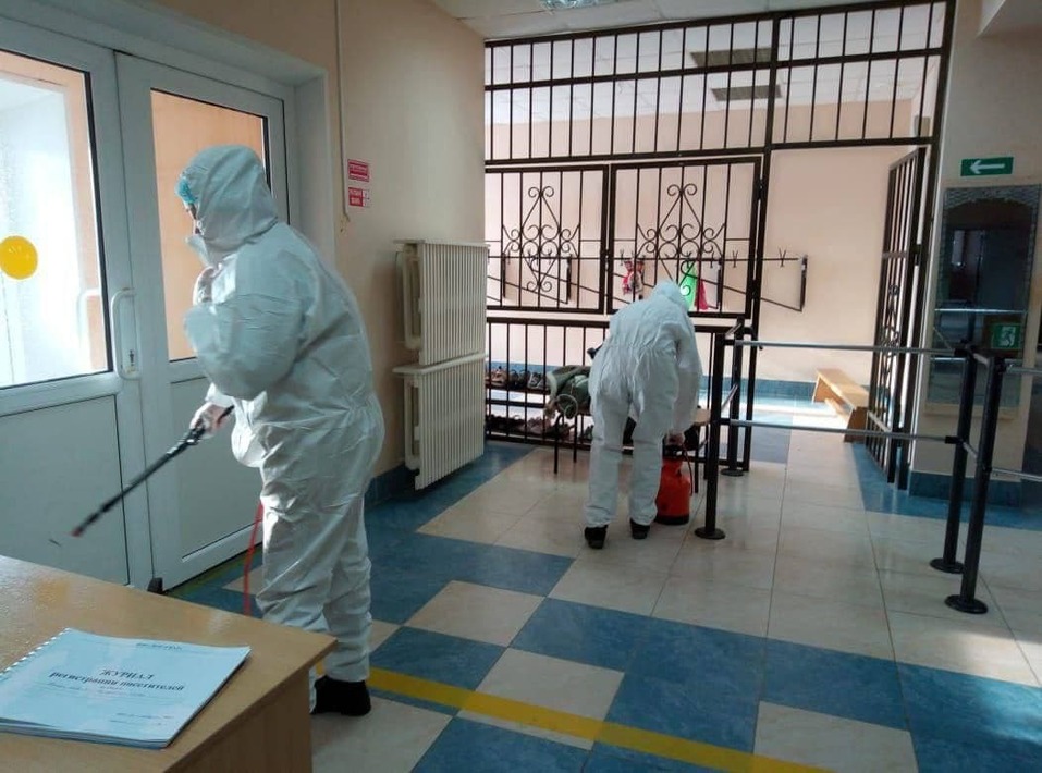 Перед началом занятий в школах прошла дезинфекция Перед началом занятий в школах прошла дезинфекция