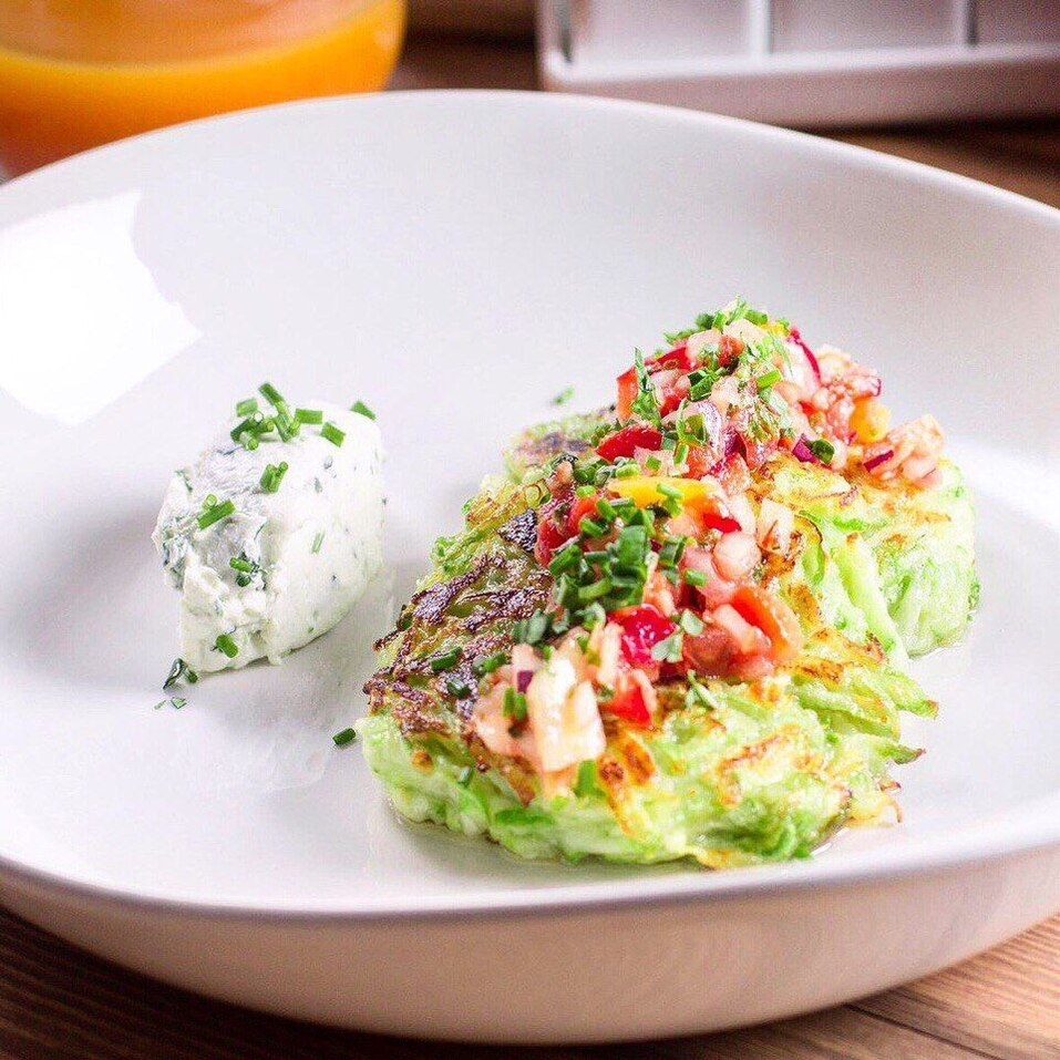 Блины с икрой, вегабрауни с авокадо и знаменитые макарунсы: в этом кафе готовят вкусно 3 Блины с икрой, вегабрауни с авокадо и знаменитые макарунсы: в этом кафе готовят вкусно 3