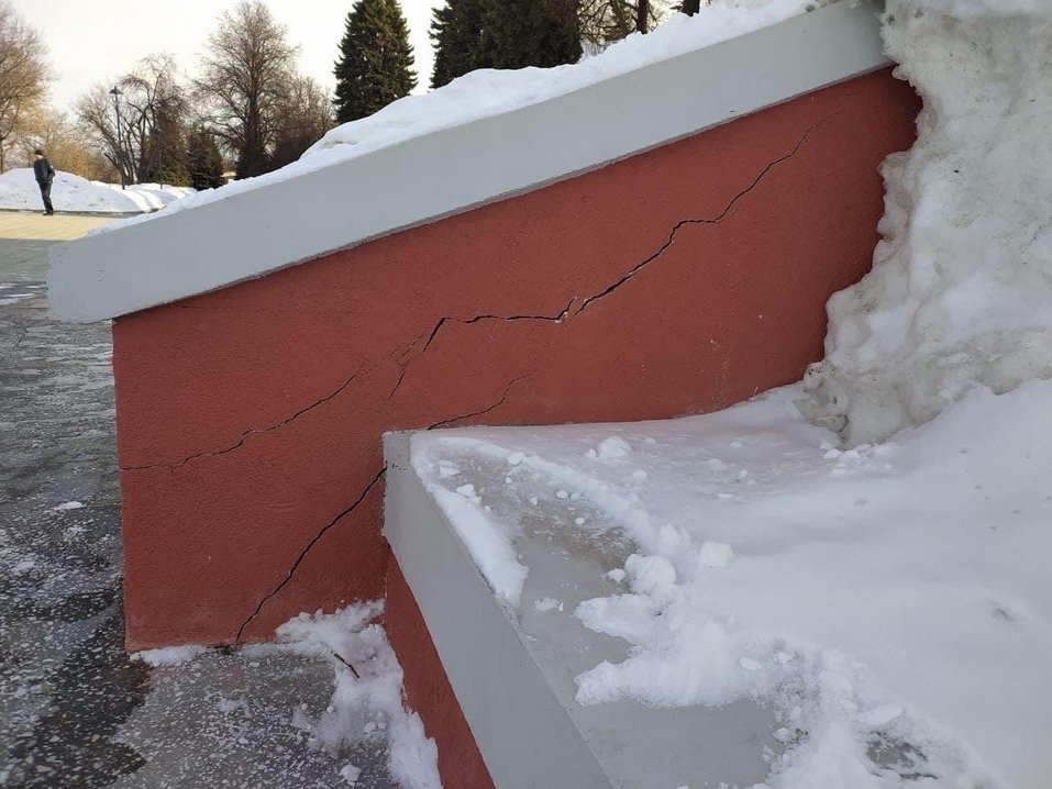 Не пережила зиму. Чкаловская лестница начала разваливаться через полгода после ремонта 1 Не пережила зиму. Чкаловская лестница начала разваливаться через полгода после ремонта 1