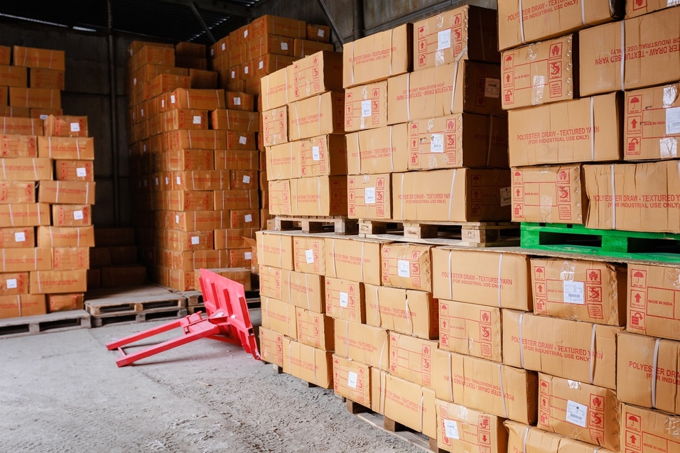 Склад с полиэфирной нитью Склад с полиэфирной нитью