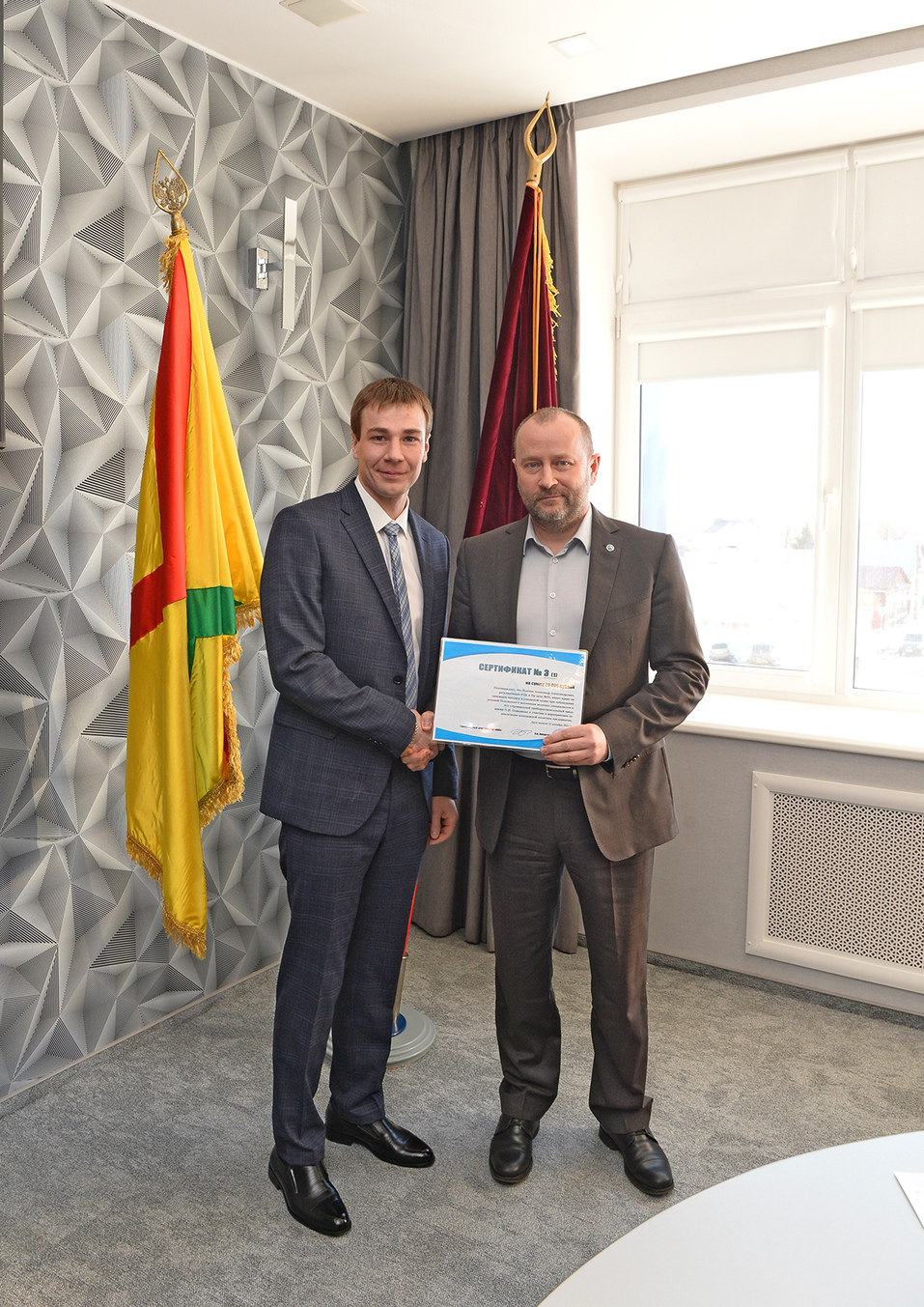 8 активистов Молодежного совета АО «АПЗ» получили сертификаты программы лояльности МС 1 8 активистов Молодежного совета АО «АПЗ» получили сертификаты программы лояльности МС 1