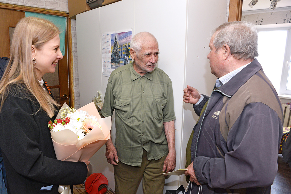 «Вам, победители, – низкий поклон!» Делегация АПЗ навестила почетных ветеранов завода 1 «Вам, победители, – низкий поклон!» Делегация АПЗ навестила почетных ветеранов завода 1