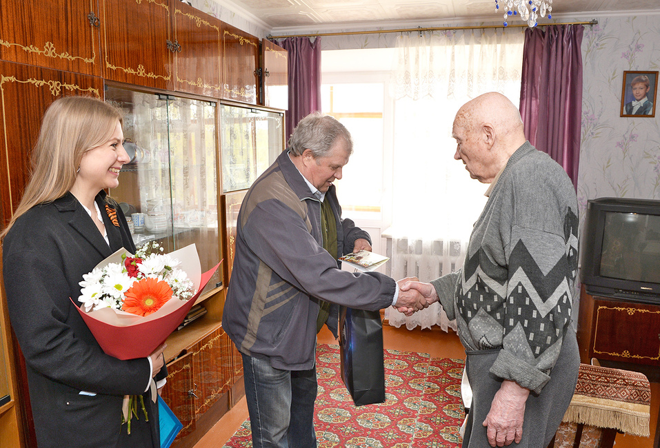 «Вам, победители, – низкий поклон!» Делегация АПЗ навестила почетных ветеранов завода 2 «Вам, победители, – низкий поклон!» Делегация АПЗ навестила почетных ветеранов завода 2