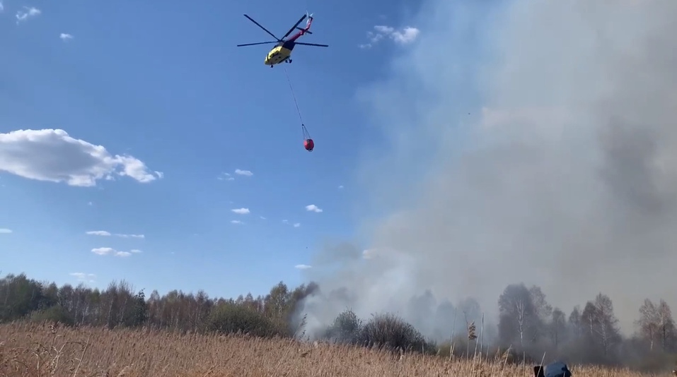 МЧС сбрасывало воду с вертолета МЧС сбрасывало воду с вертолета