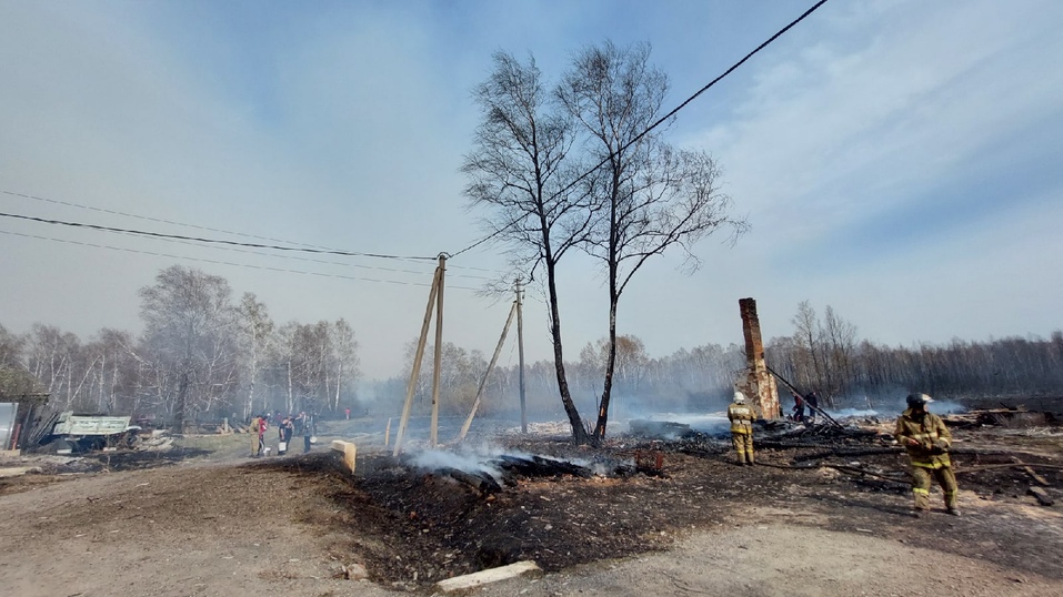 Пожары бушуют в разных районах региона