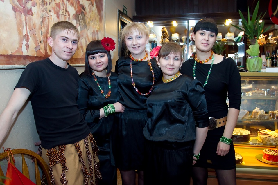 У кофейни много постоянных клиентов, которые ходят туда уже 20 лет У кофейни много постоянных клиентов, которые ходят туда уже 20 лет