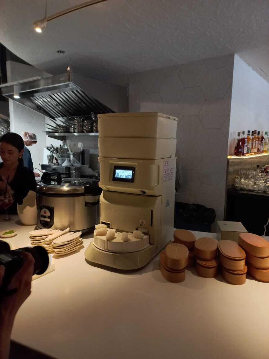 «Заходите и оказываетесь внутри скорлупы». В Екатеринбурге открылся японский гастробар 4 «Заходите и оказываетесь внутри скорлупы». В Екатеринбурге открылся японский гастробар 4