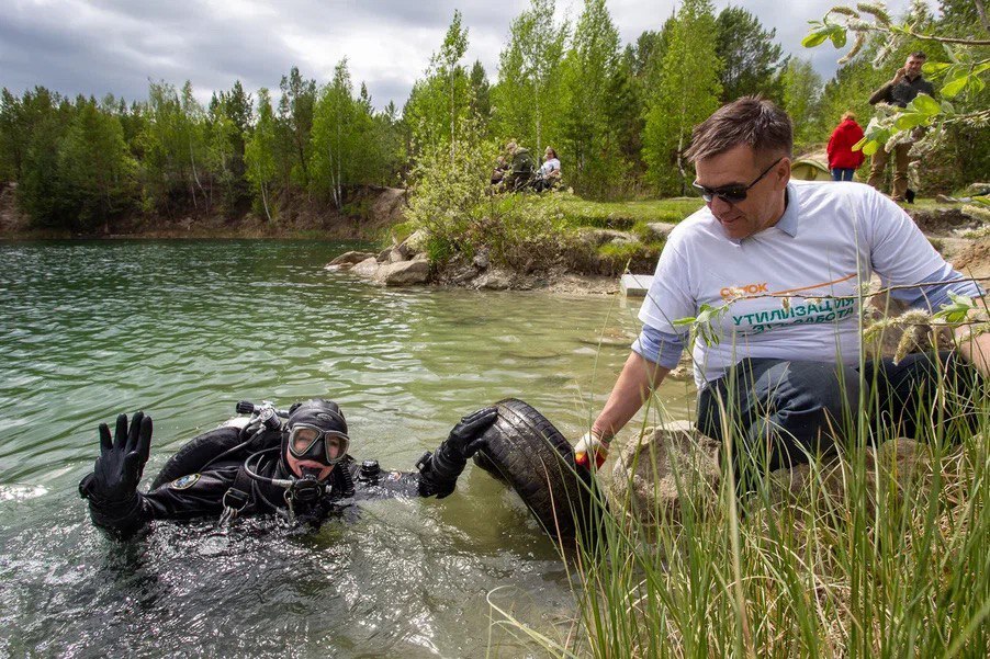 Дайверы-волонтеры чистят дно уральских водоемов от бутылок и покрышек 1 Дайверы-волонтеры чистят дно уральских водоемов от бутылок и покрышек 1
