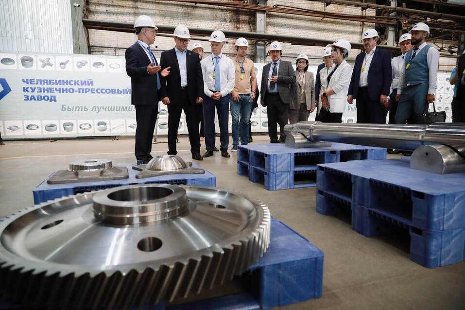 Гартунг показал Текслеру проекты по импортозамещению на ЧКПЗ 7 Гартунг показал Текслеру проекты по импортозамещению на ЧКПЗ 7