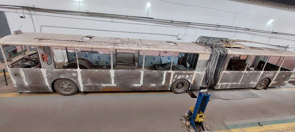 В Челябинске поставили на капремонт уникальный троллейбус-«гармошку». ФОТО 2 В Челябинске поставили на капремонт уникальный троллейбус-«гармошку». ФОТО 2