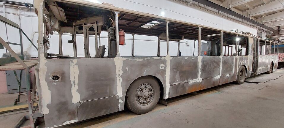 В Челябинске поставили на капремонт уникальный троллейбус-«гармошку». ФОТО 3 В Челябинске поставили на капремонт уникальный троллейбус-«гармошку». ФОТО 3