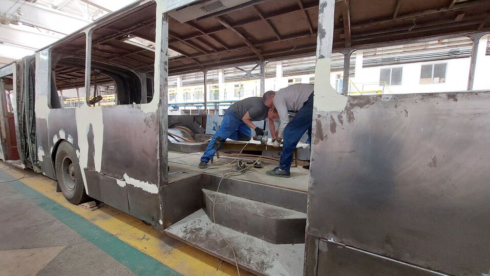 В Челябинске поставили на капремонт уникальный троллейбус-«гармошку». ФОТО 4 В Челябинске поставили на капремонт уникальный троллейбус-«гармошку». ФОТО 4