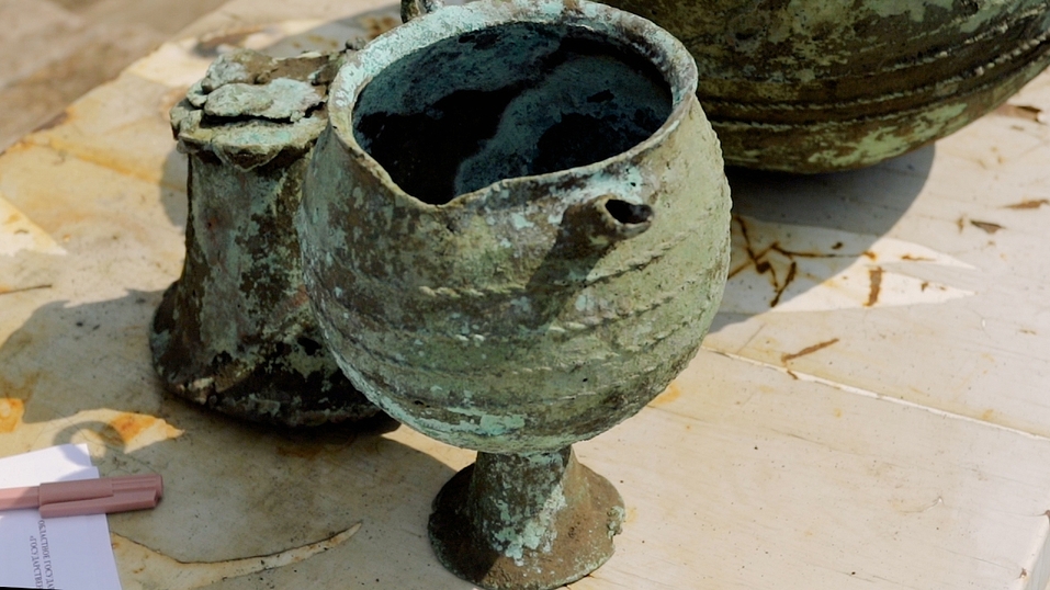 Челябинец нашёл на берегу озера античные котлы 1 Челябинец нашёл на берегу озера античные котлы 1