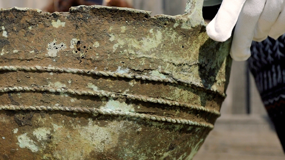 Челябинец нашёл на берегу озера античные котлы 2 Челябинец нашёл на берегу озера античные котлы 2