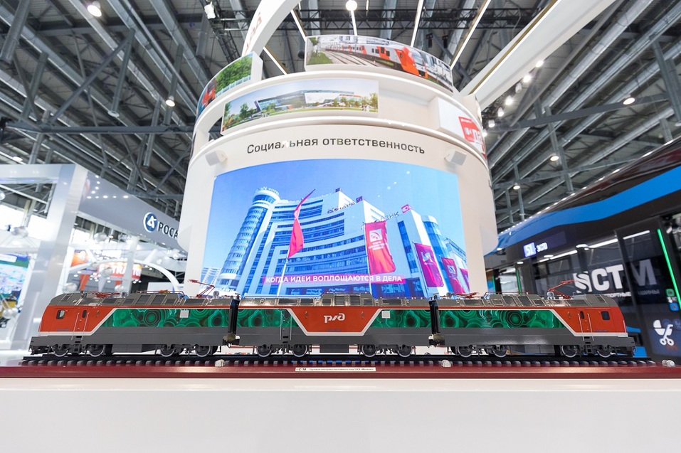 Поезда будущего: Синара представила на ИННОПРОМе «умный локомотив» и электричку «Восток» 2