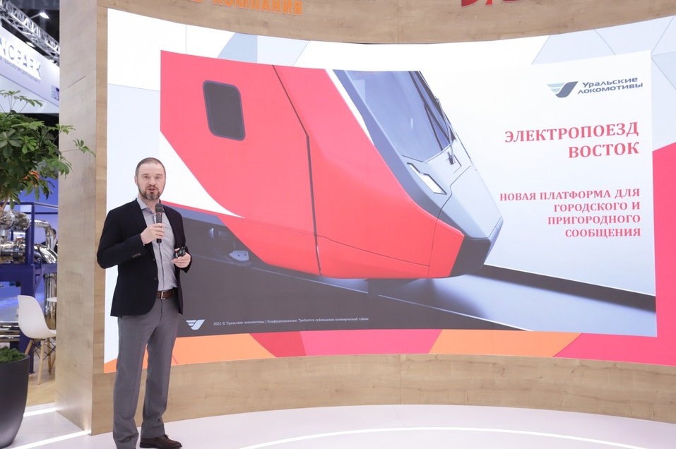 Поезда будущего: Синара представила на ИННОПРОМе «умный локомотив» и электричку «Восток» 3