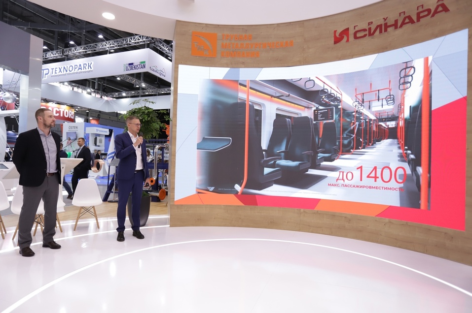 Поезда будущего: Синара представила на ИННОПРОМе «умный локомотив» и электричку «Восток» 4